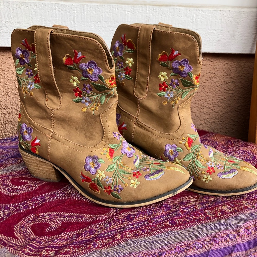 Embroidered Cowboy/Cowgirl Boots (US Women’s 8.5)